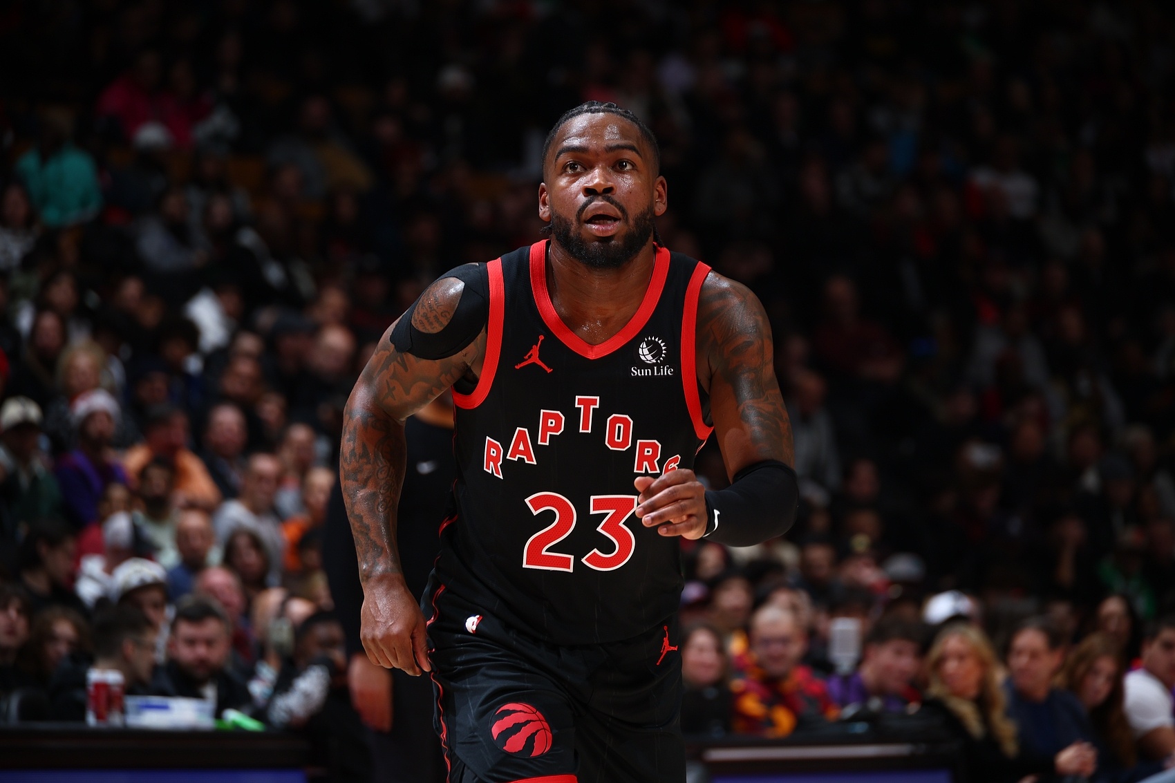 开云下载-问题不大！谢德疑似崴脚受伤&amp;一瘸一拐回到替补席 随后返回比赛