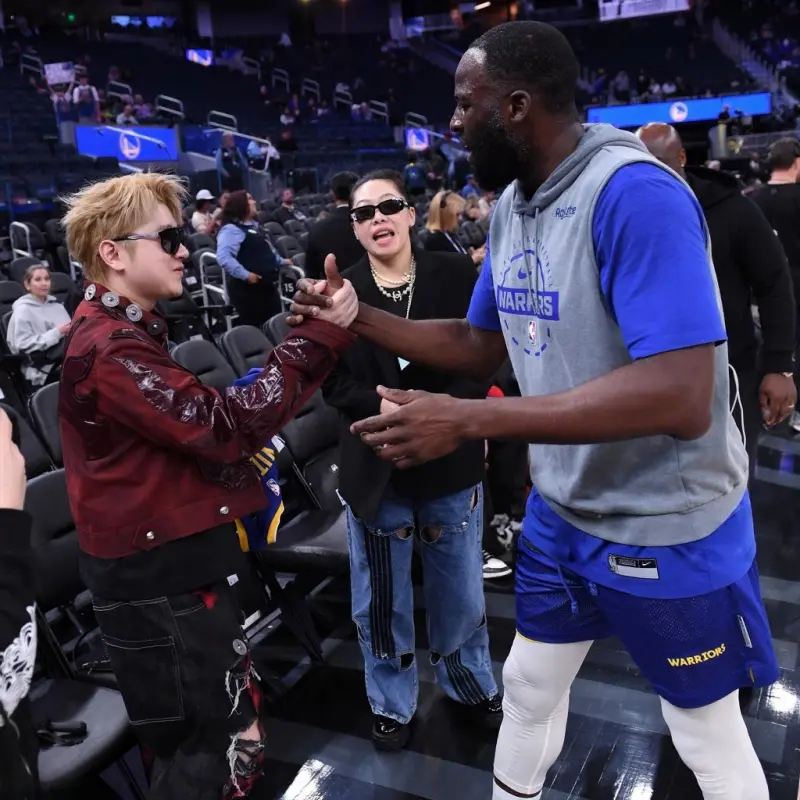 开云新版-格林与王以太握手致意，并在后者的专属球衣上留下签名