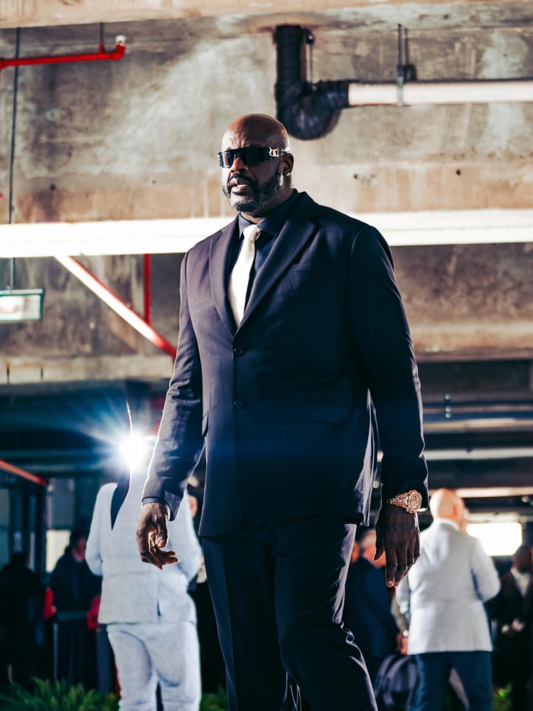 开云下载-明天庆祝夺冠20周年！看看这些陆续抵达的06冠军成员穿搭造型